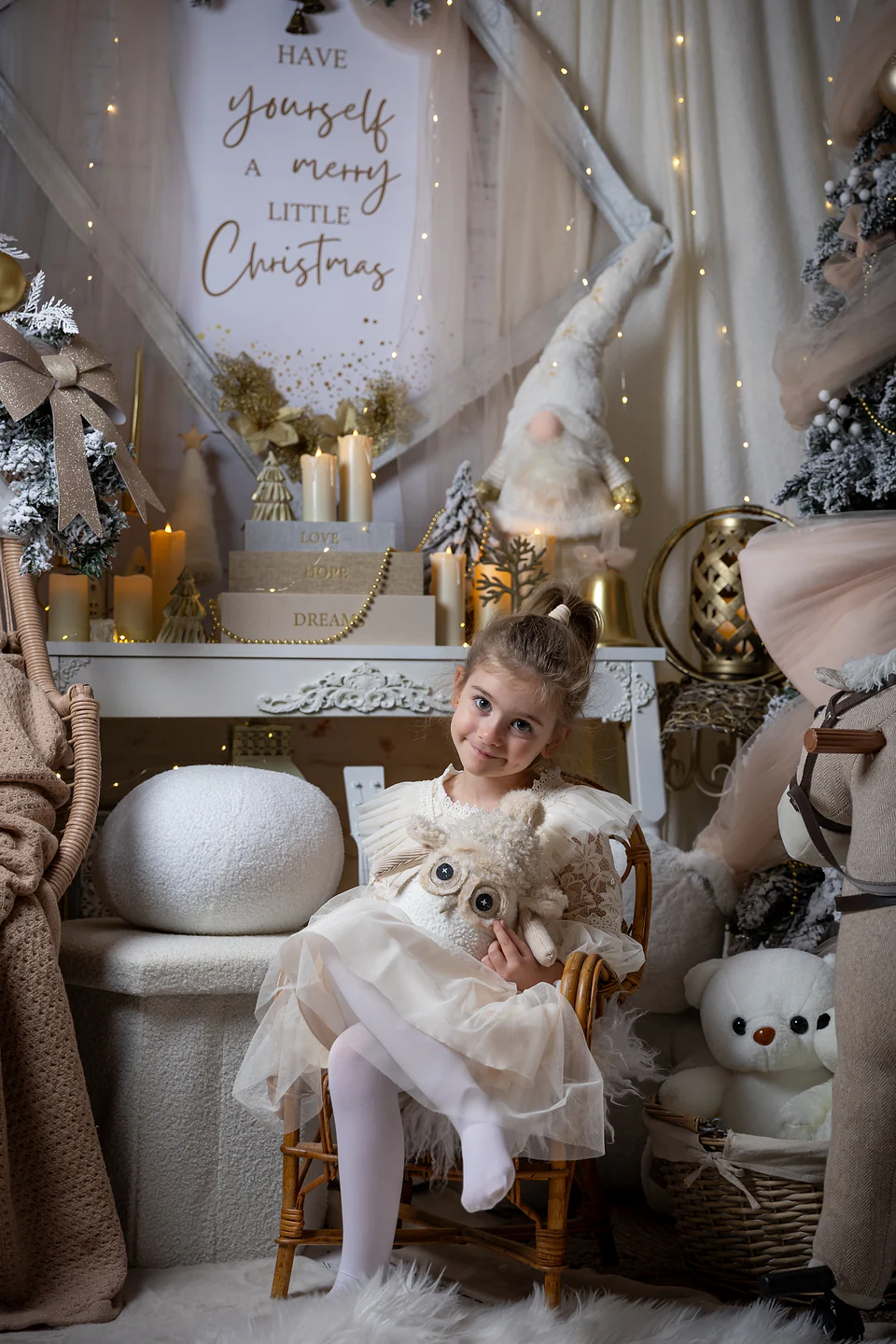 Fetiță cu o bufniță de pluș, pe scaunul de răchită lângă ursuleți albi — ședință foto de Crăciun în studio, Oradea