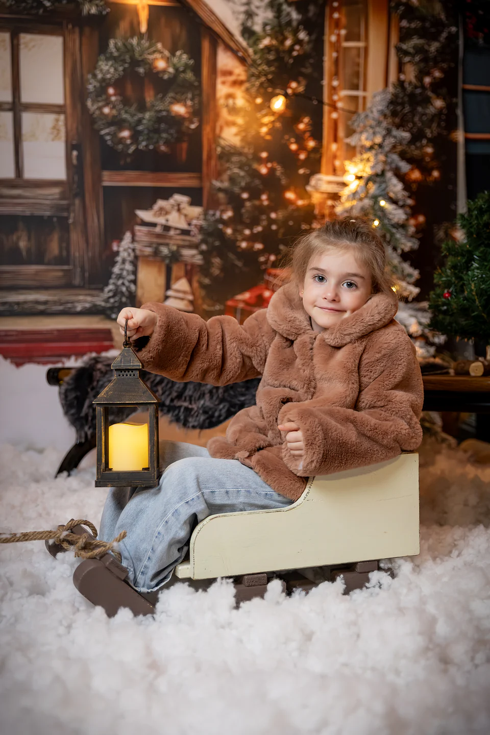 Portret de iarnă: fetiță în palton pufos, în săniuță cu felinar, pe zăpadă — Lavinia Pavel Photography, ședințe de Crăciun Oradea
