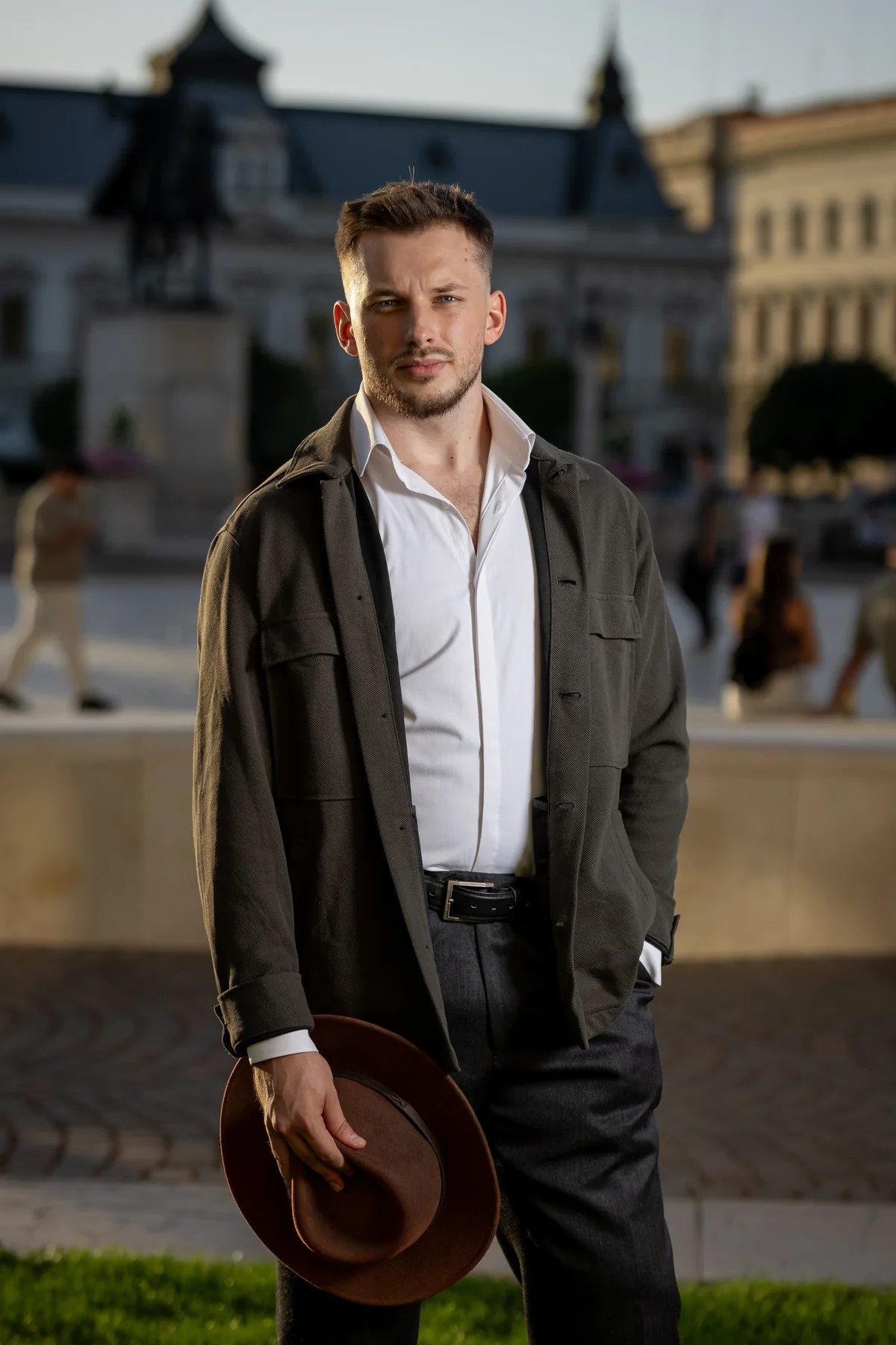 Portret în sacou și cămașă albă, cu pălăria în mână — ședință foto în centrul Oradiei