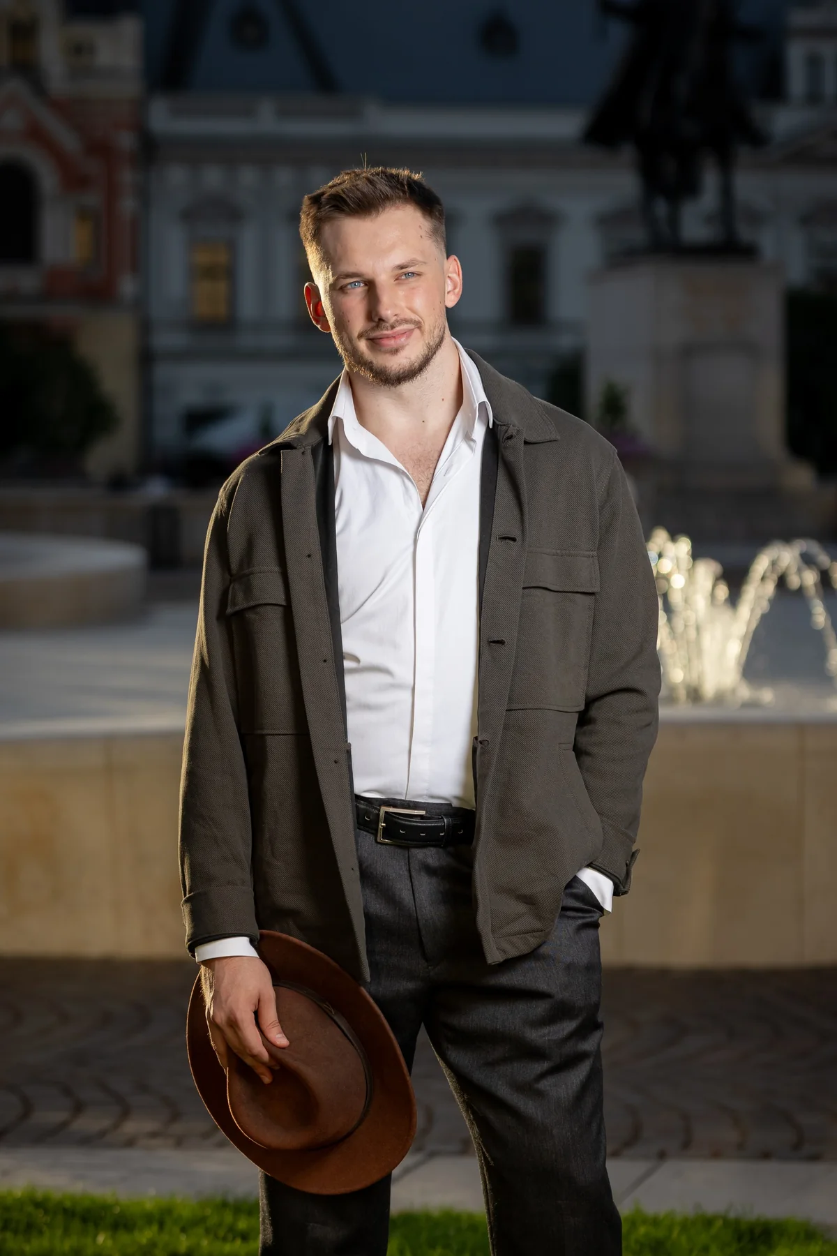 Portret în sacou, cu pălărie maro ținută în mână — ședință foto în centrul Oradiei