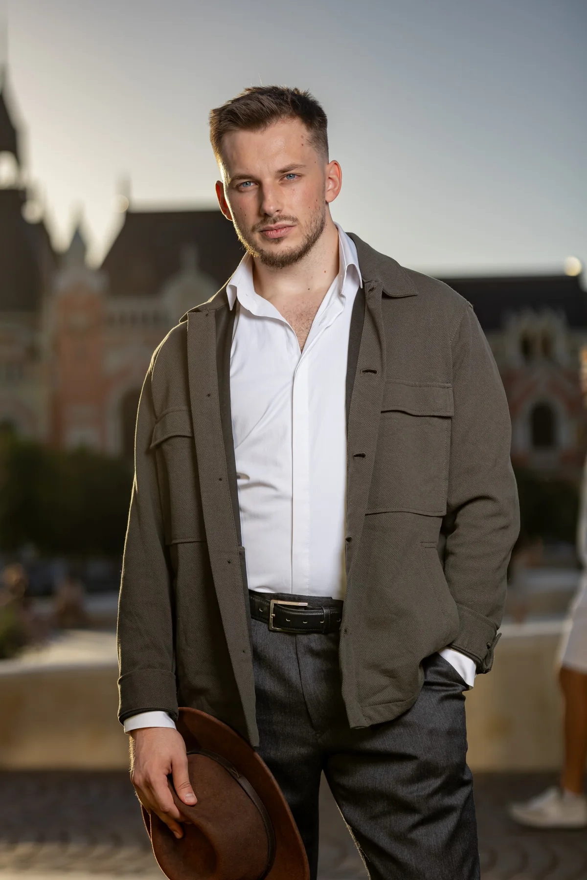 Portret în sacou, luminat lateral de soarele de seară — ședință foto în centrul Oradiei