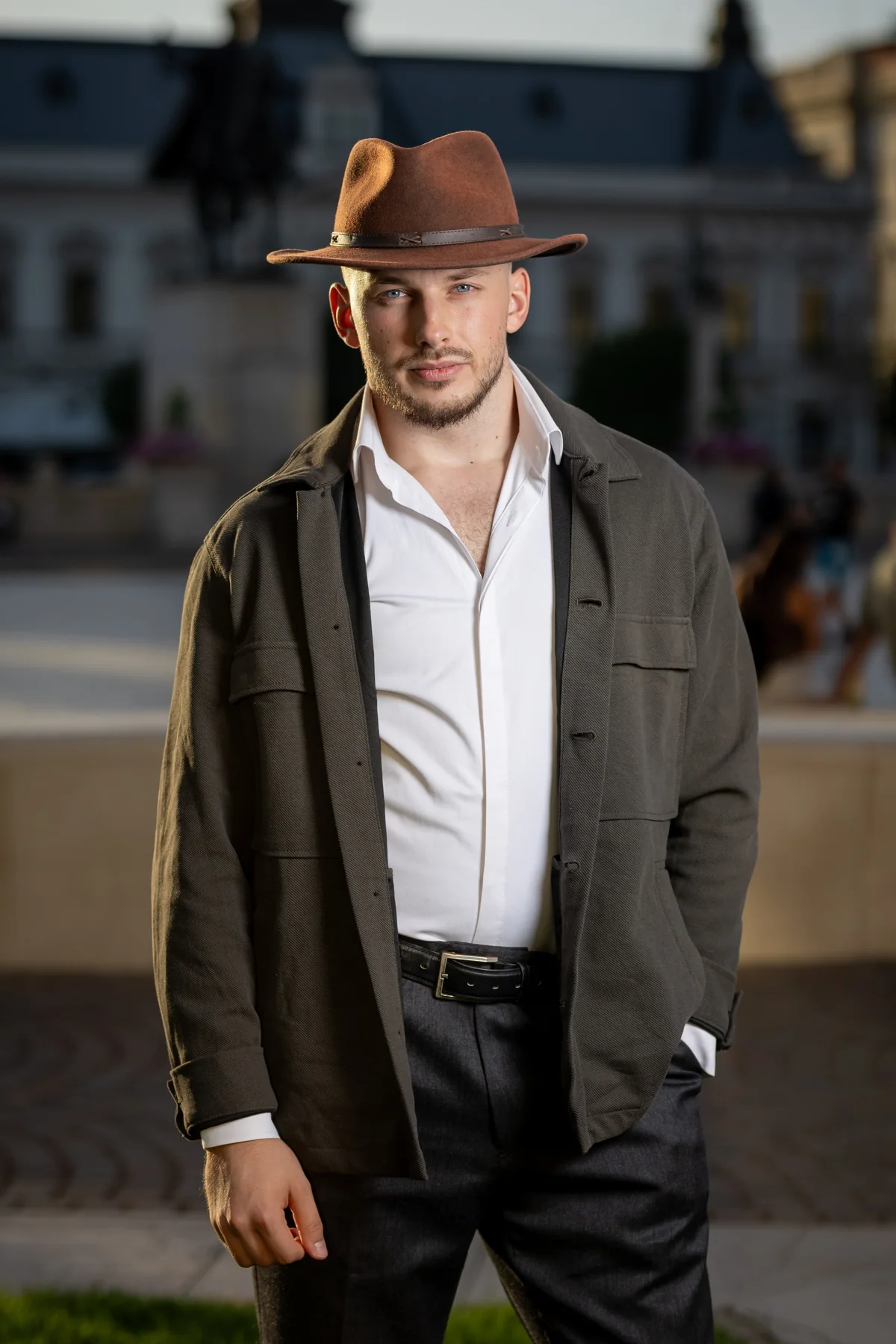 Portret cu pălărie maro și sacou, în piața centrală — ședință foto în centrul Oradiei