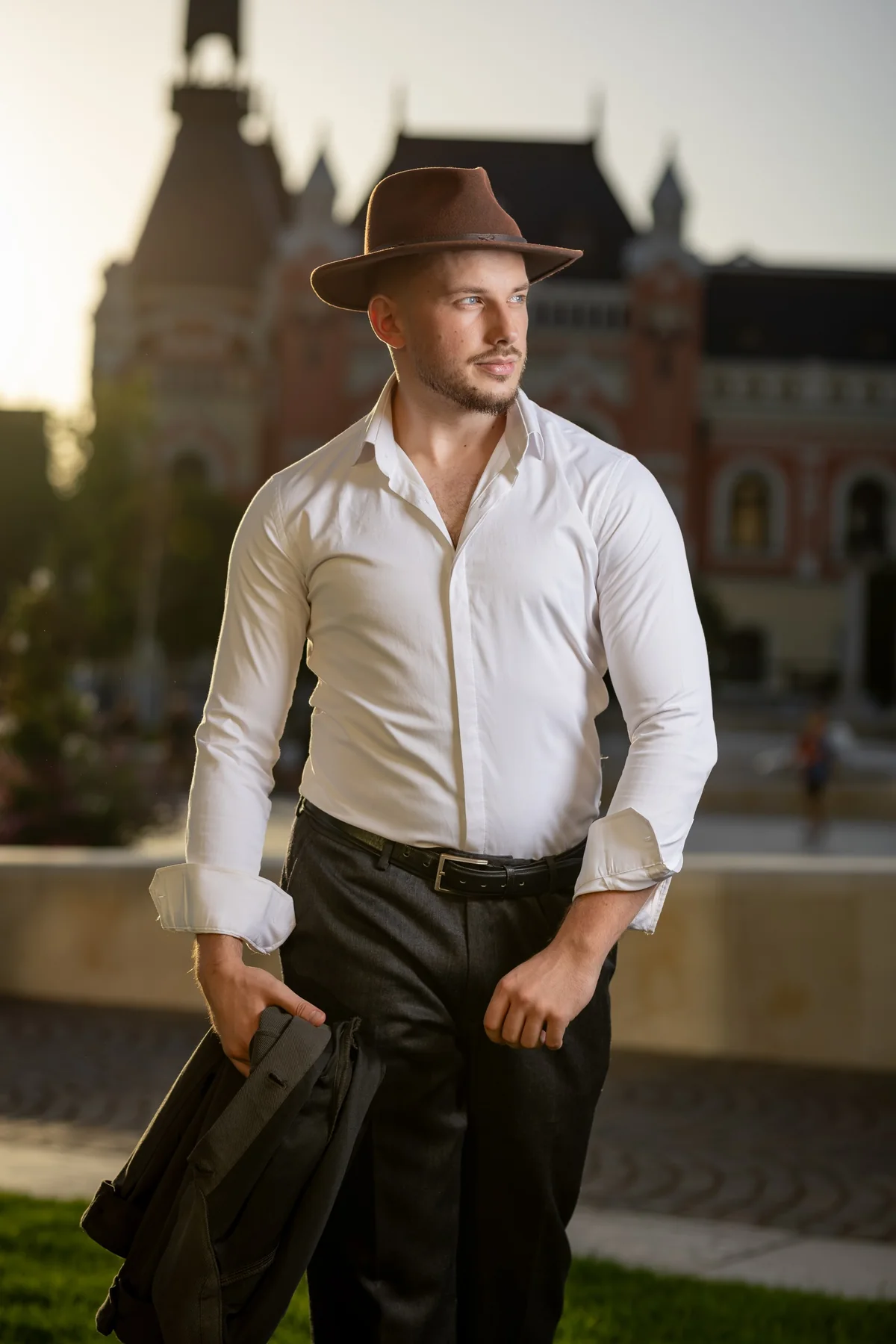Portret cu pălărie și cămașă albă, în lumină de seară — ședință foto în centrul Oradiei
