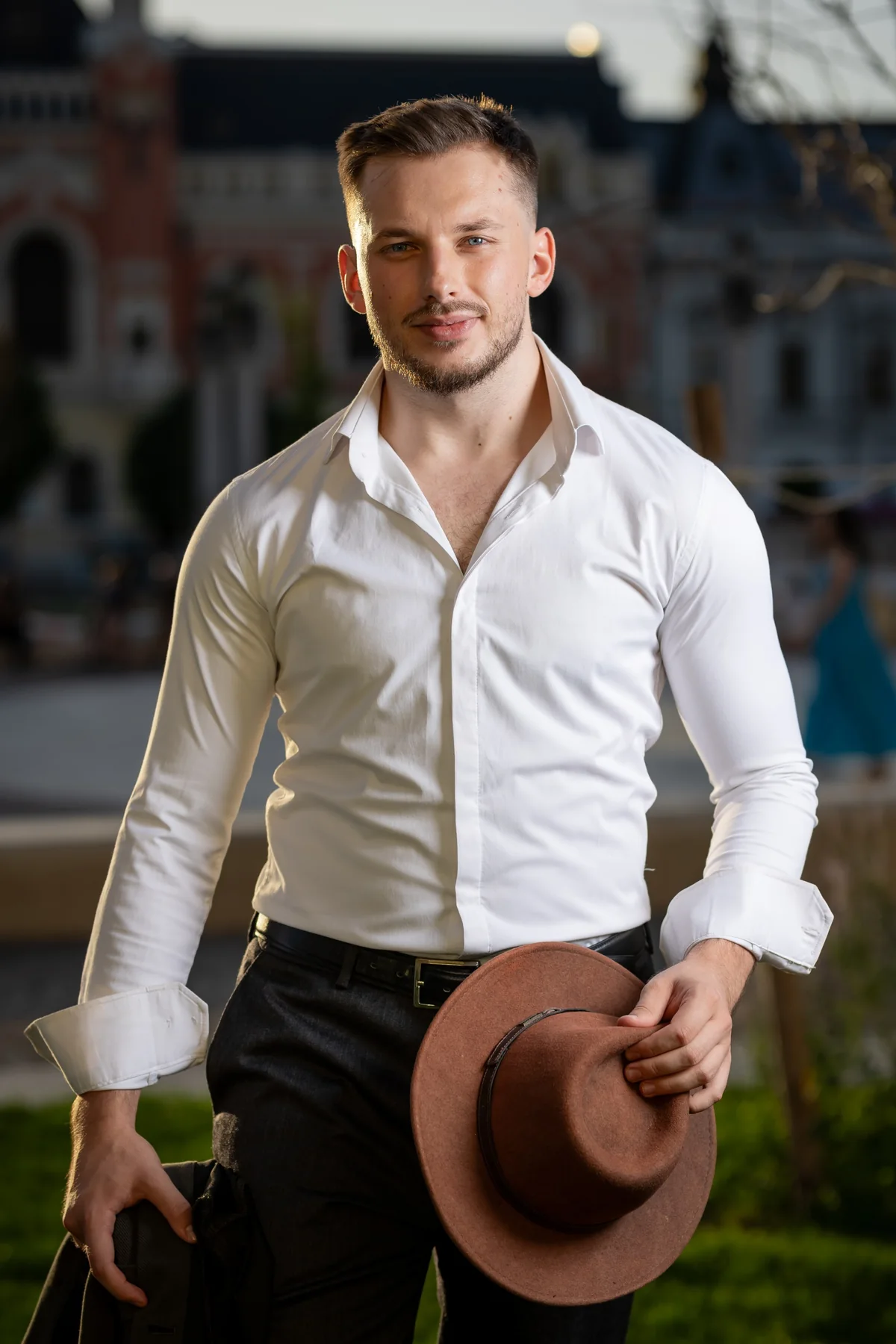 Portret în cămașă albă, ținând pălăria la brâu — ședință foto în centrul Oradiei