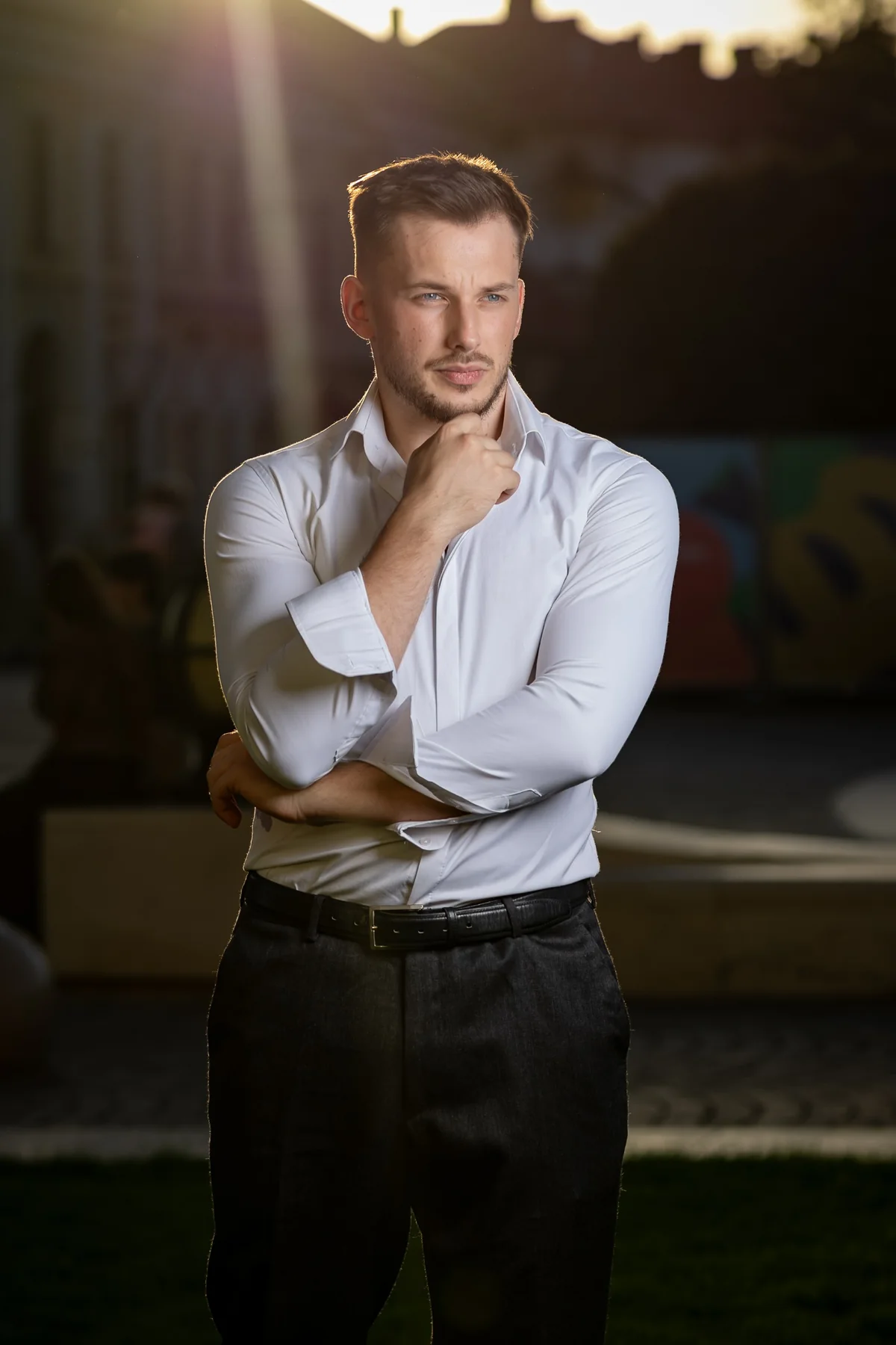 Portret cu mâna sub bărbie, în cămașă albă, la apus — ședință foto în centrul Oradiei