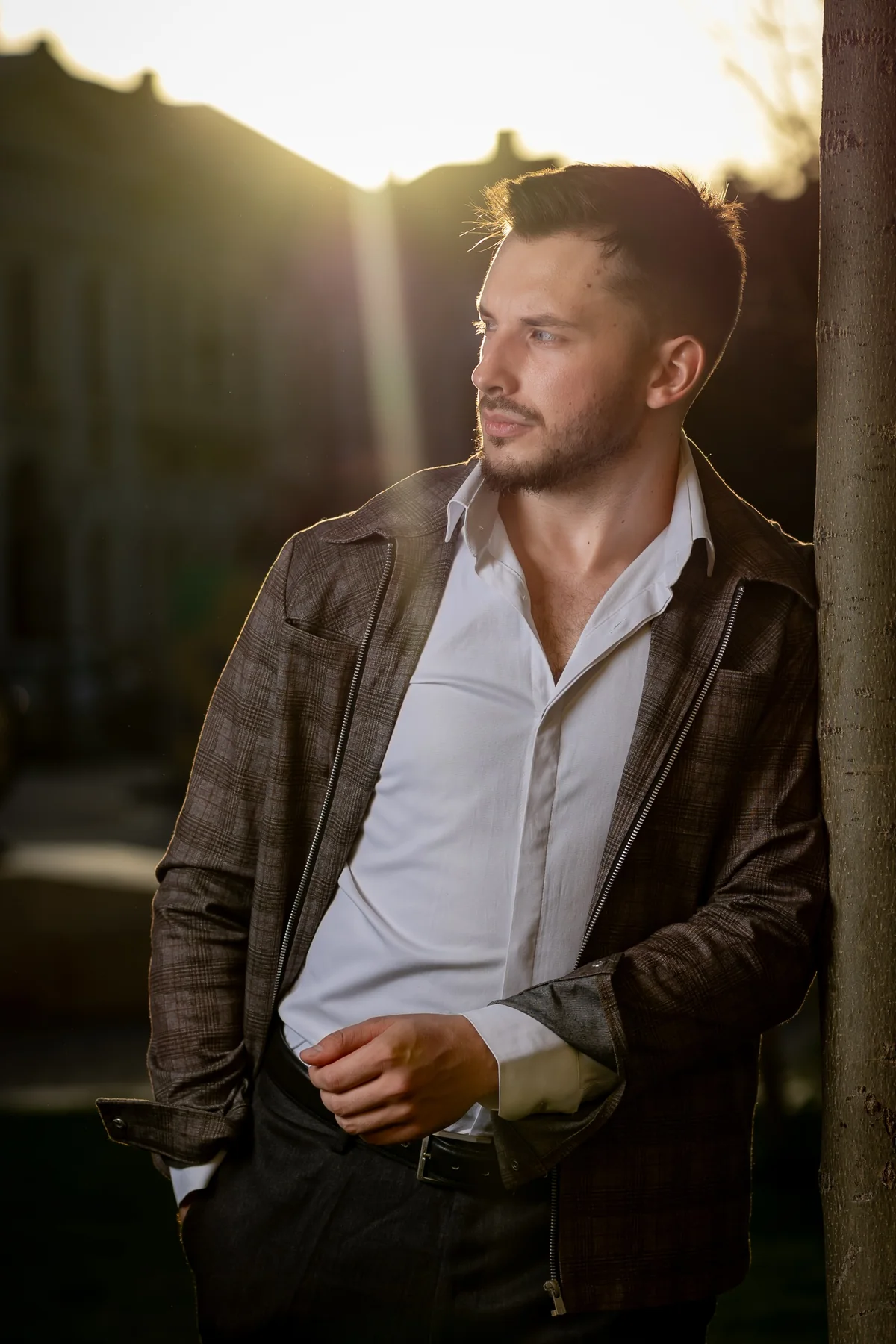 Portret în sacou, lângă un copac, în lumină de seară — ședință foto în centrul Oradiei