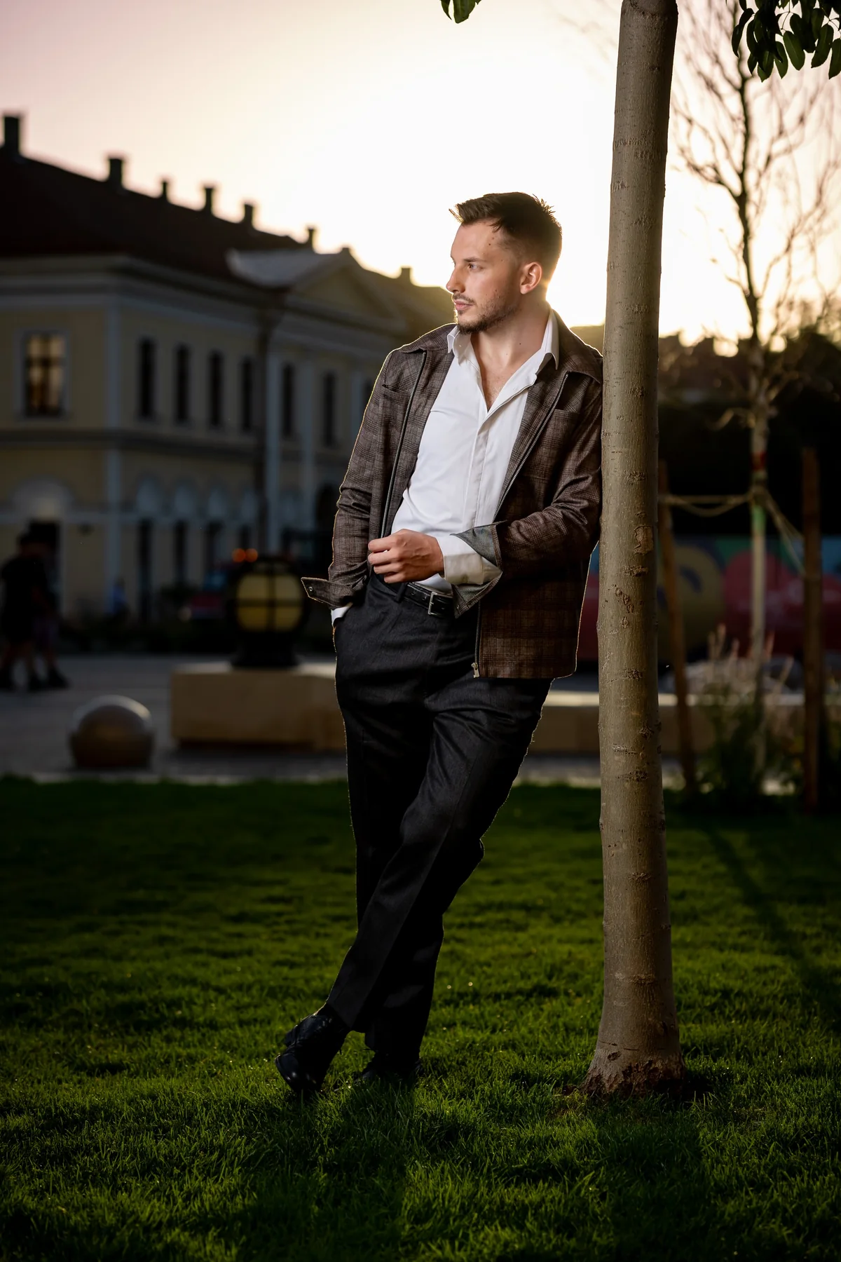 Portret relaxat în sacou, sprijinit lângă un copac — ședință foto în centrul Oradiei