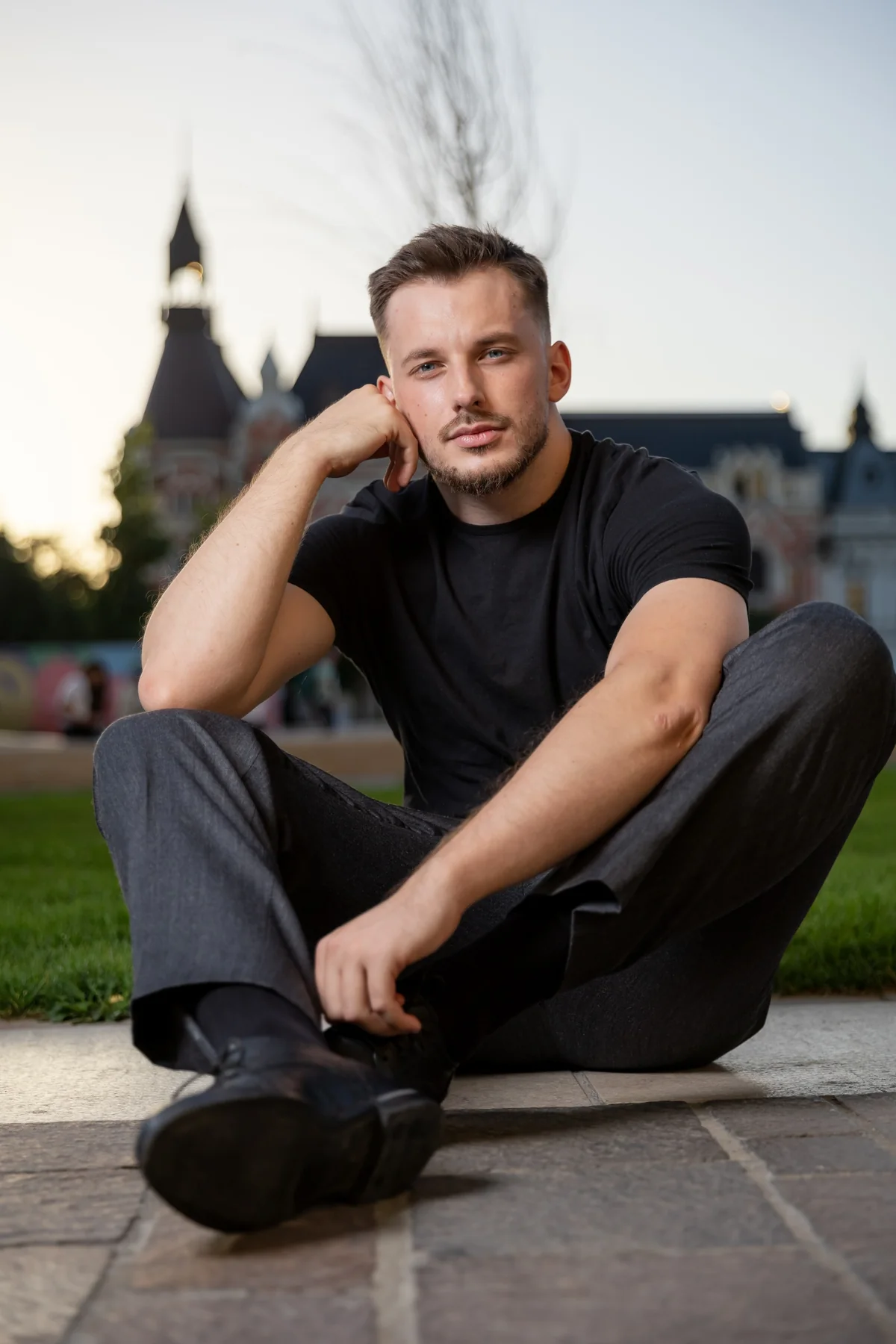 Portret în tricou negru, așezat pe trepte — ședință foto în centrul Oradiei