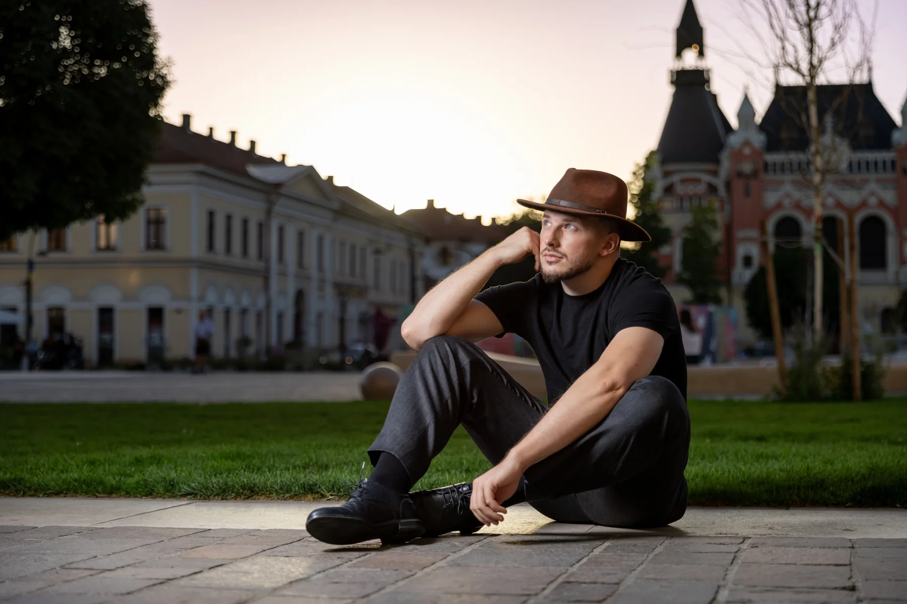 Cadru orizontal pe trepte, în tricou negru — ședință foto în centrul Oradiei