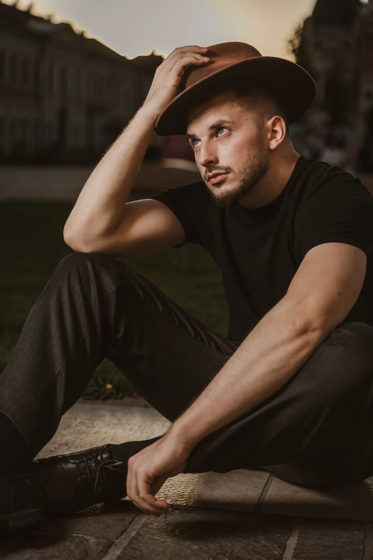 Portret așezat, cu pălărie maro, în lumină caldă — ședință foto în centrul Oradiei