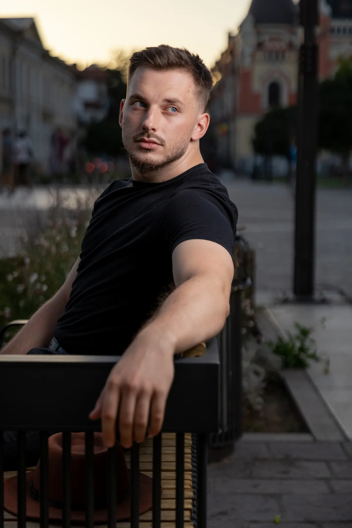 Portret apropiat pe bancă, în tricou negru — ședință foto în centrul Oradiei