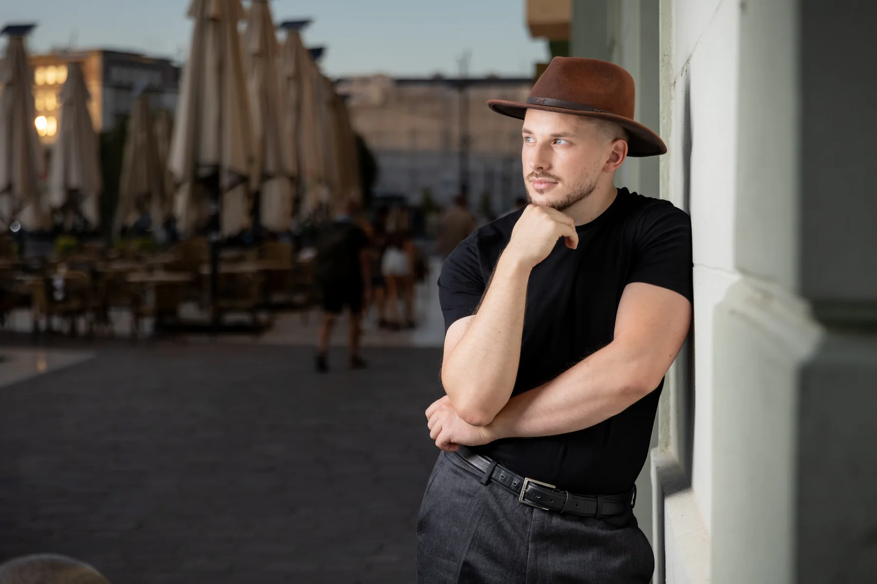 Portret orizontal cu pălărie, lângă o fațadă — ședință foto în centrul Oradiei