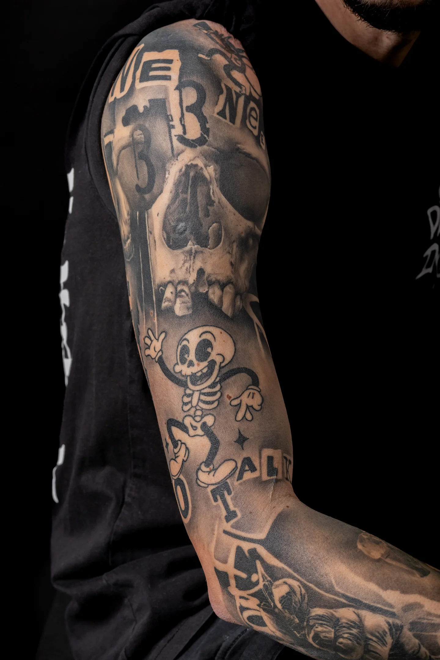 Detaliu cu tatuajele de pe braț, pe fundal negru — fotografie business în Oradea