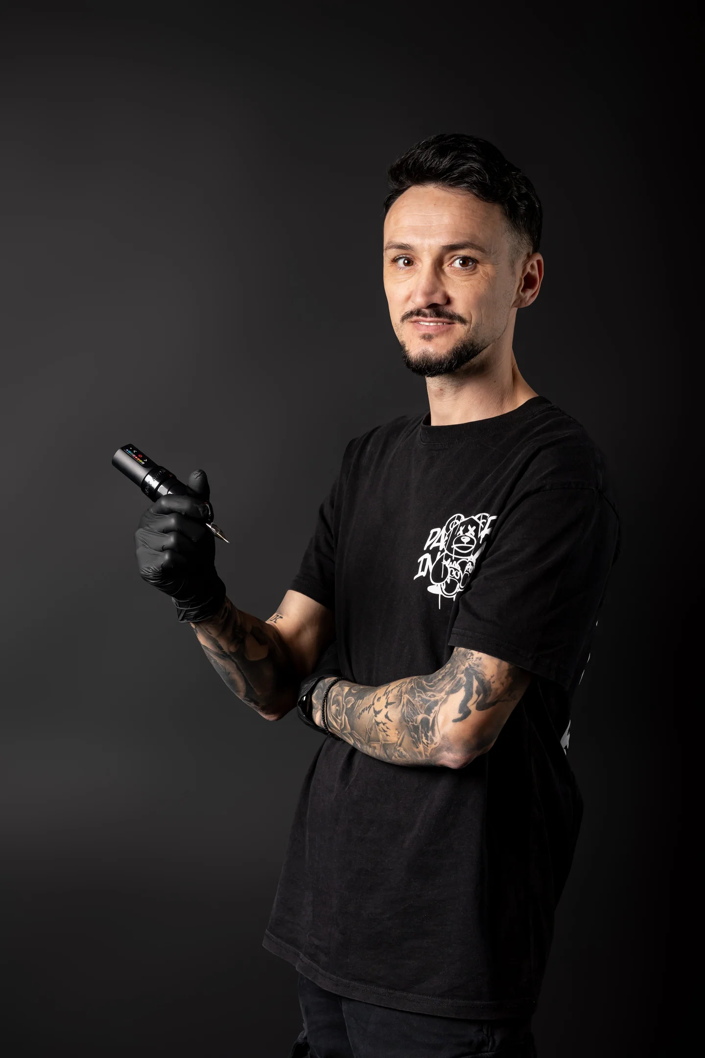 Portret cu mănuși și aparat de tatuat — fotografie business în Oradea