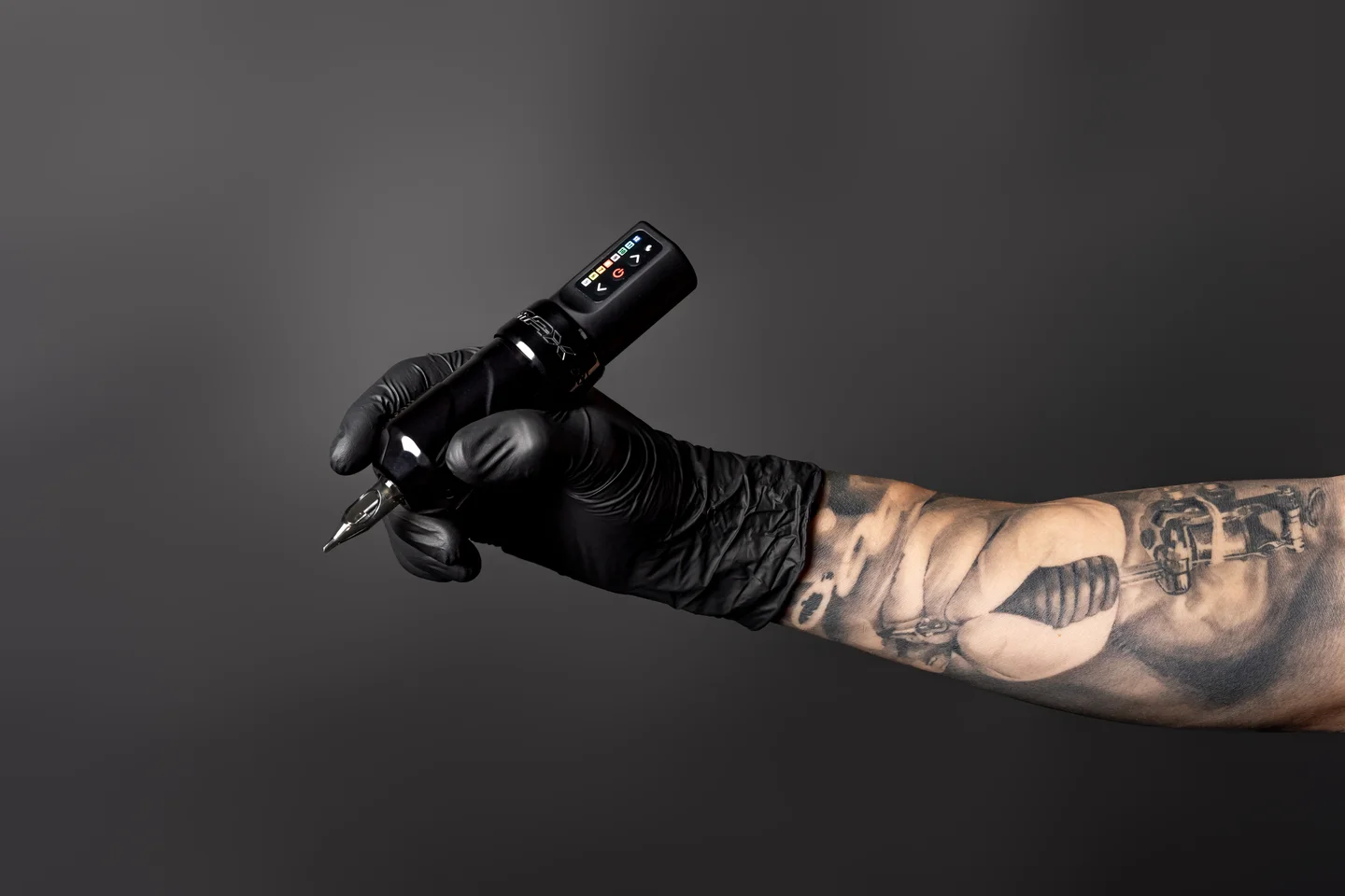Detaliu cu aparatul de tatuat ținut într-o mână cu mănușă — fotografie business în Oradea