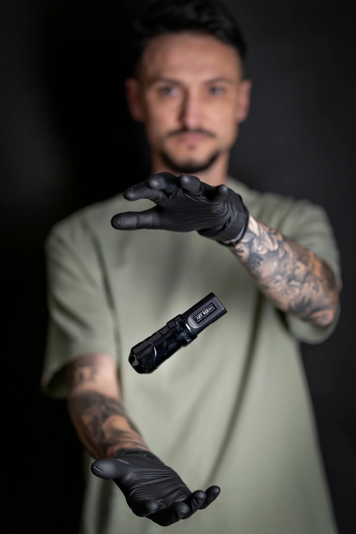 Portret cu aparatul de tatuat în prim-plan și fundal negru — fotografie business în Oradea