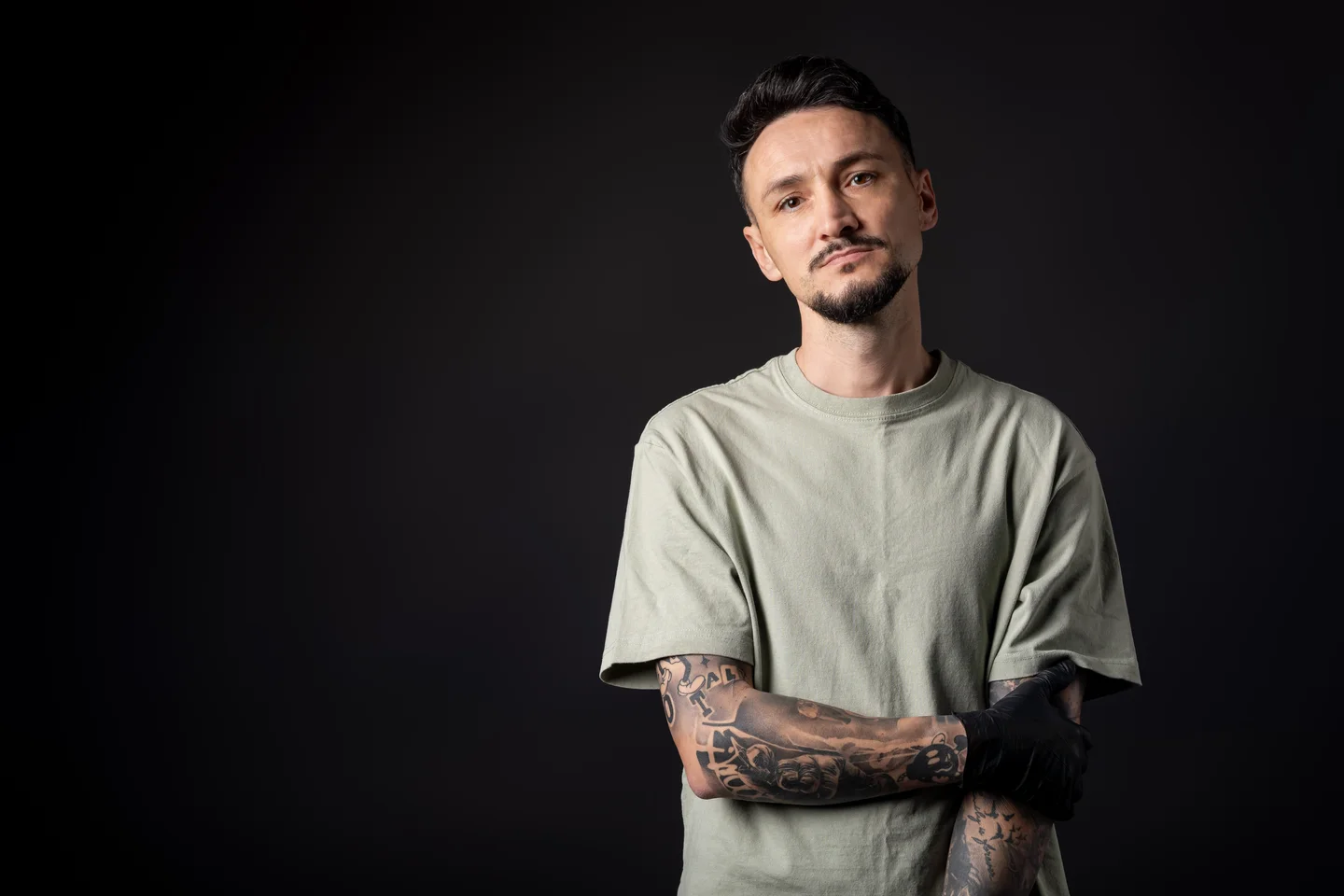 Portret orizontal în tricou verde, cu brațele încrucișate — fotografie business în Oradea