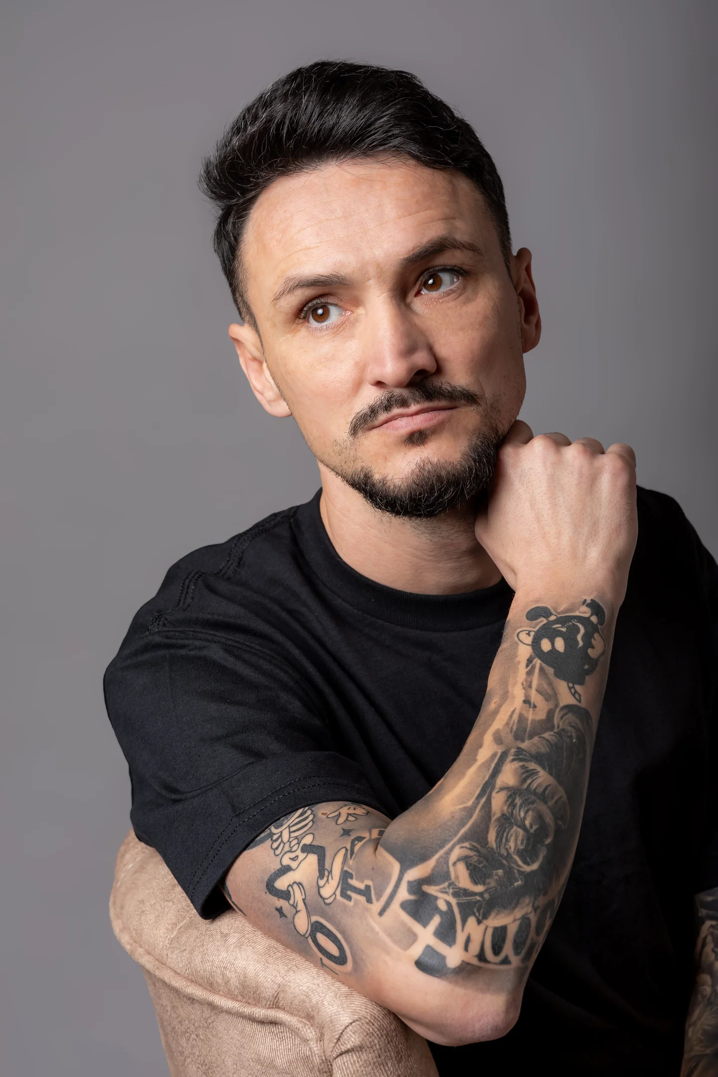 Prim-plan cu mâna lângă bărbie și tatuaj vizibil pe antebraț — fotografie business în Oradea