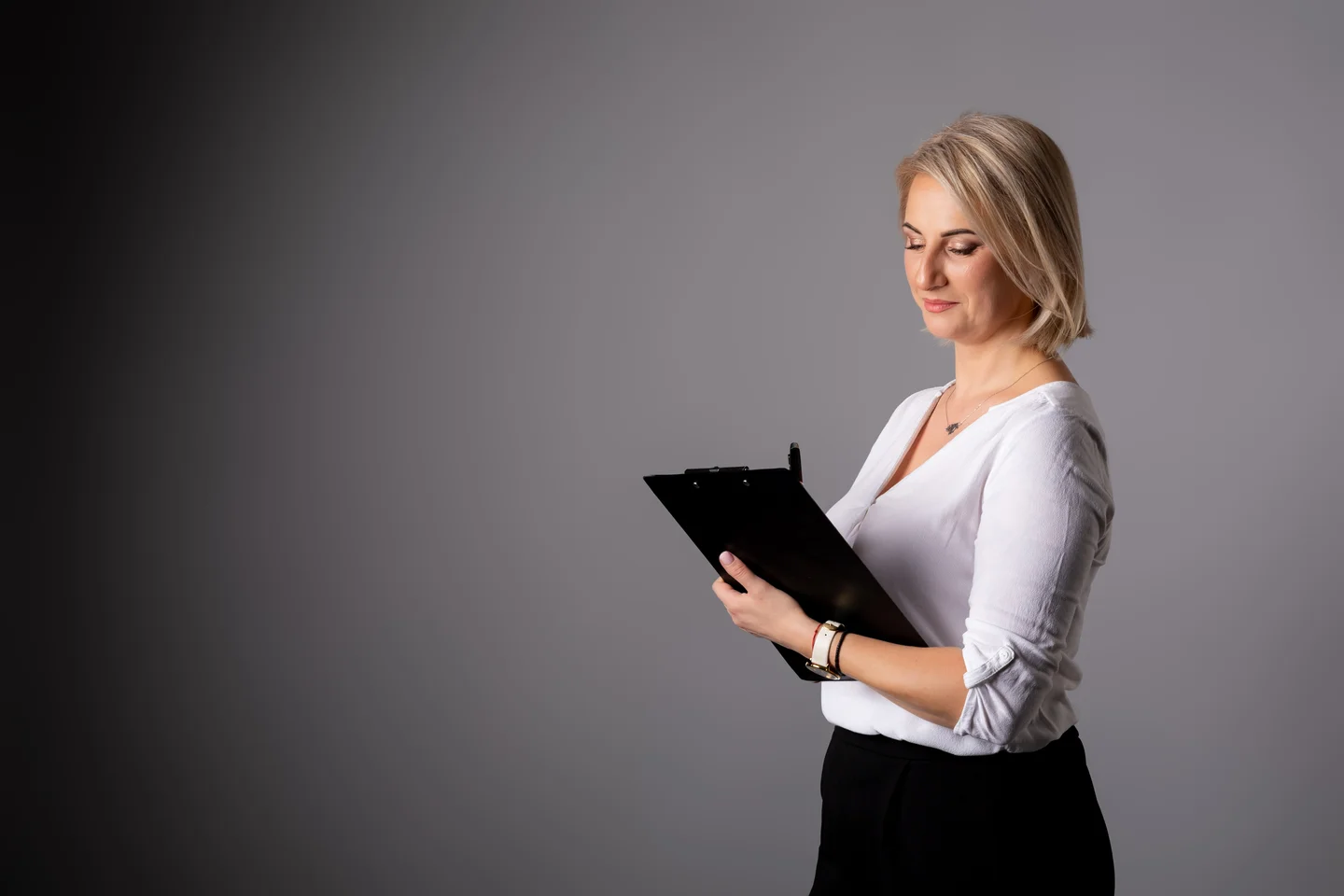 Portret orizontal cu agendă, în bluză albă, pe fundal gri — fotografie business în Oradea