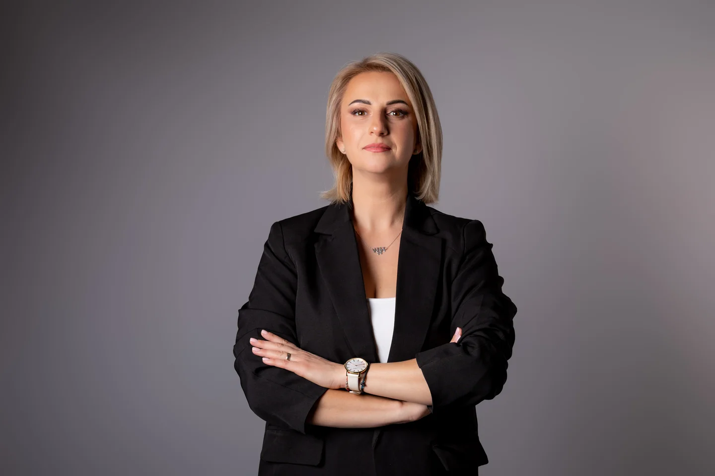 Portret orizontal în sacou negru, cu brațele încrucișate — fotografie business în Oradea