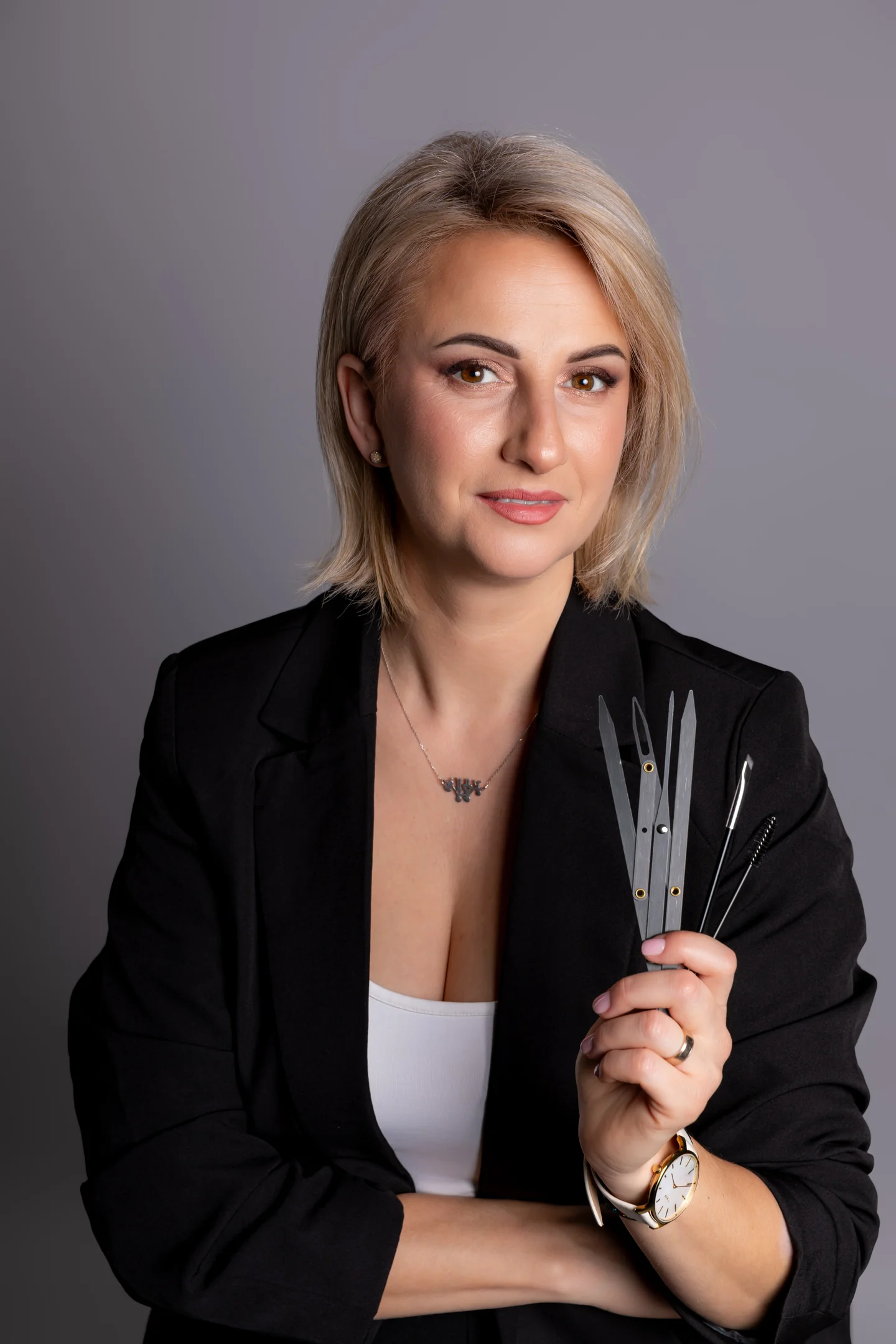Portret cu instrumente cosmetice, în sacou negru — fotografie business în Oradea