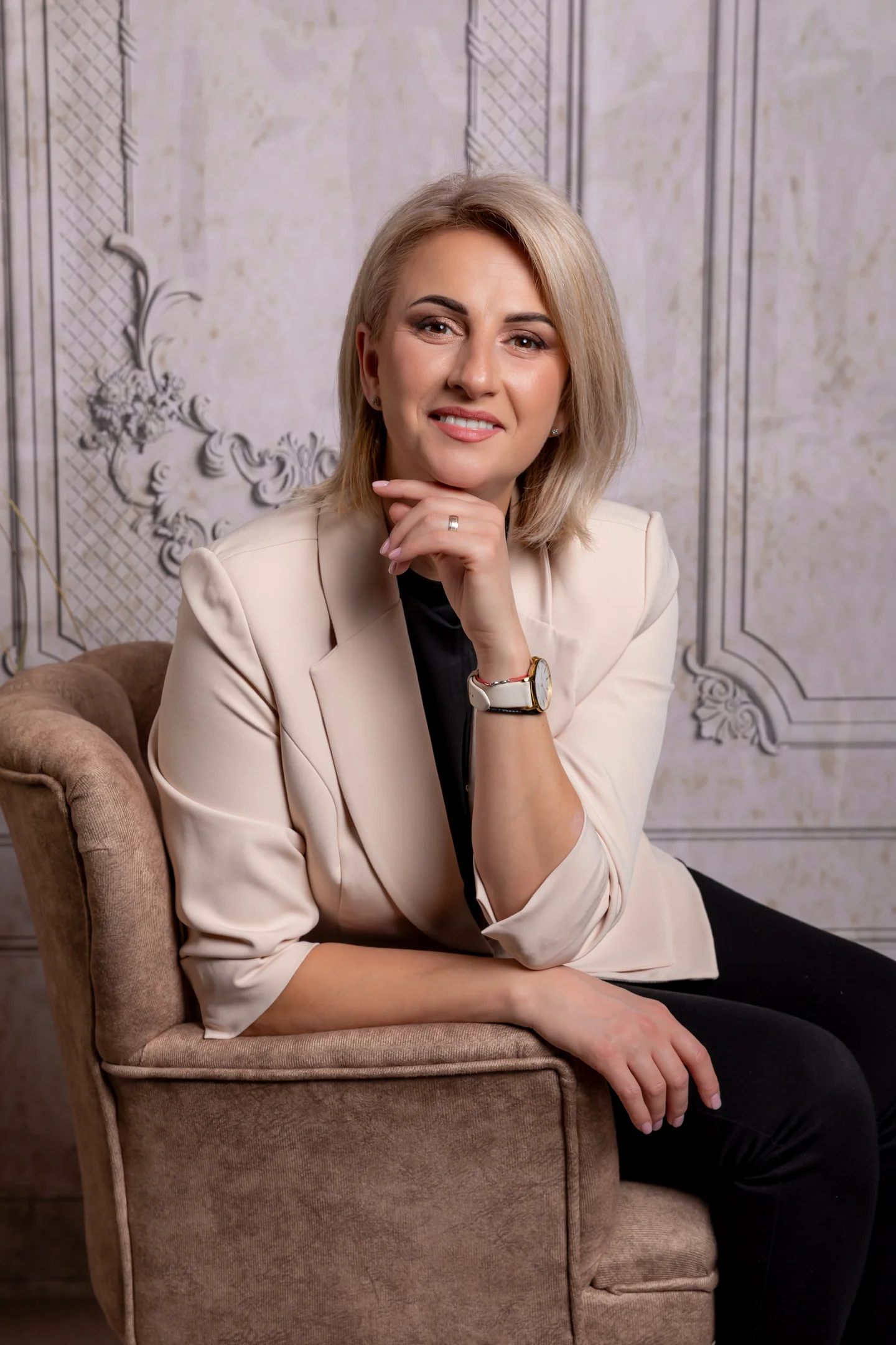 Portret în sacou bej, sprijinită de spătarul unui scaun — fotografie business în Oradea