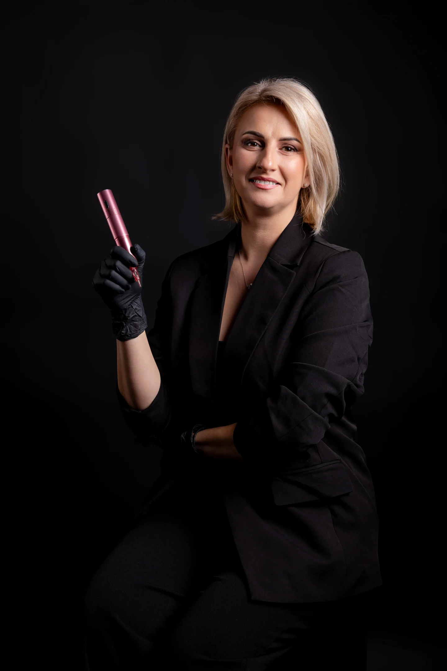 Portret cu mănuși negre și instrumente cosmetice, pe fundal închis — fotografie business în Oradea