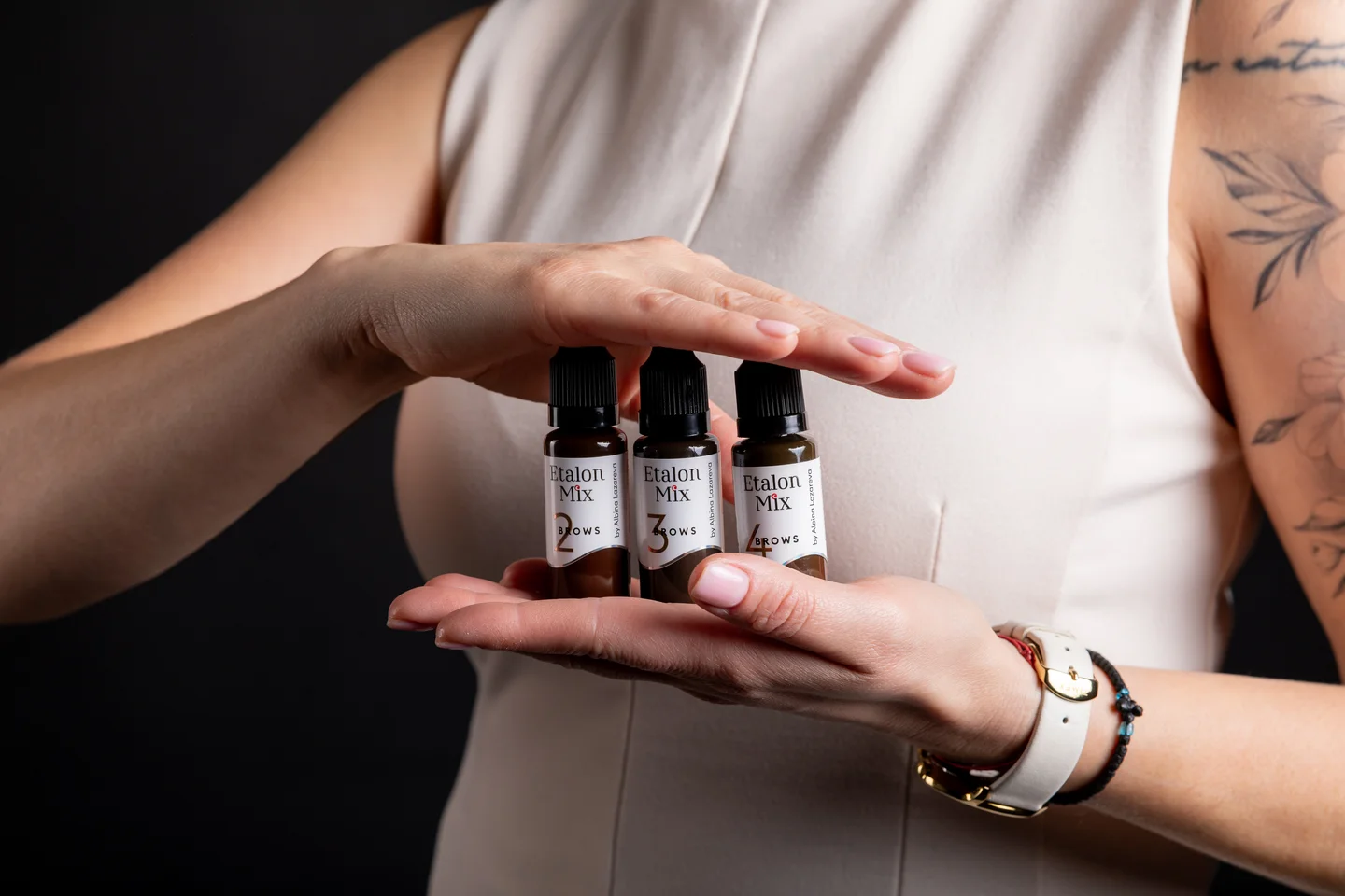 Detaliu cu flacoane de produse cosmetice ținute în mâini — fotografie business în Oradea