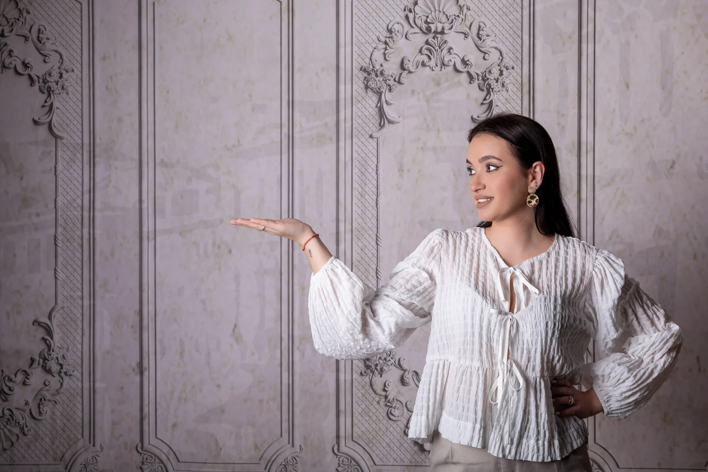 Portret orizontal în cămașă albă, cu instrumente de manichiură — fotografie business în Oradea