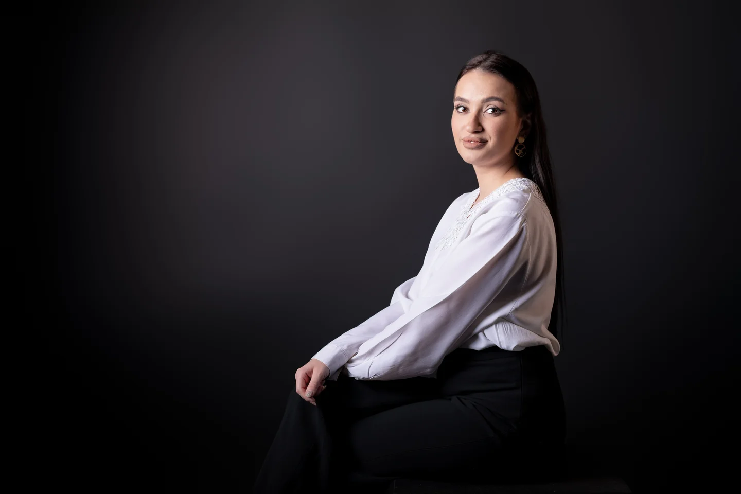 Portret orizontal în cămașă albă, așezată pe fundal închis — fotografie business în Oradea