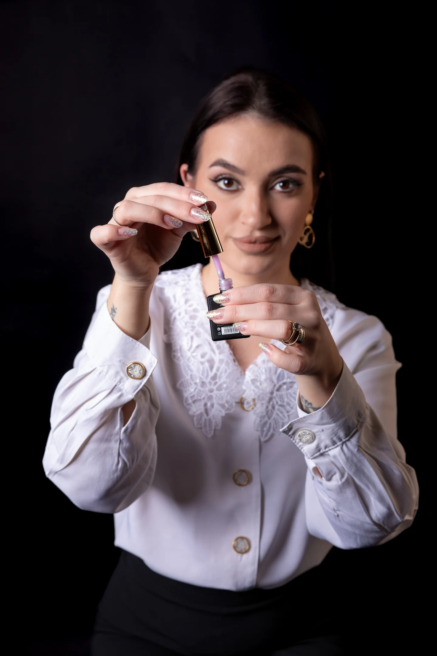 Portret cu instrumente de manichiură ținute în fața camerei — fotografie business în Oradea