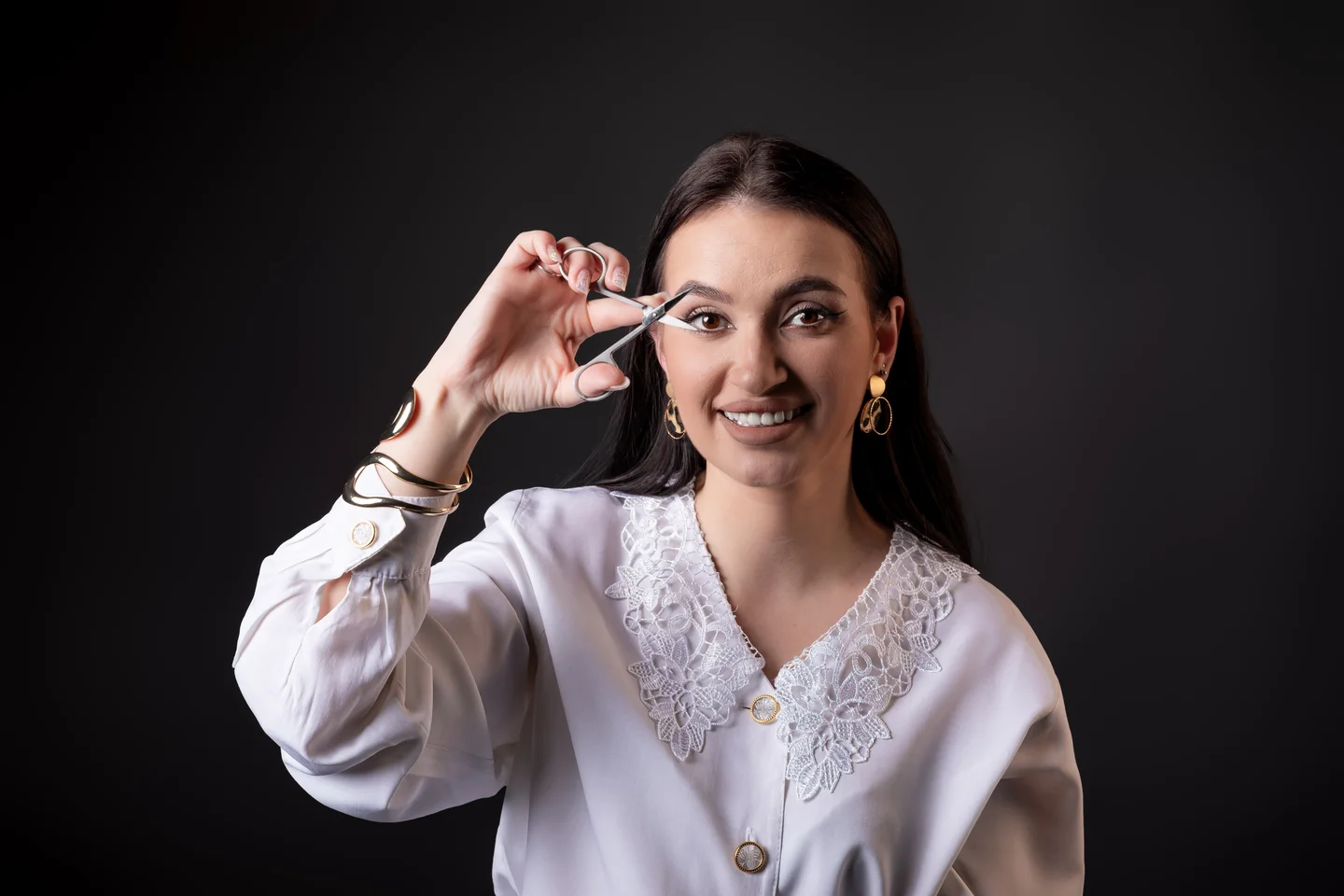 Portret zâmbind, cu un instrument de manichiură lângă față — fotografie business în Oradea
