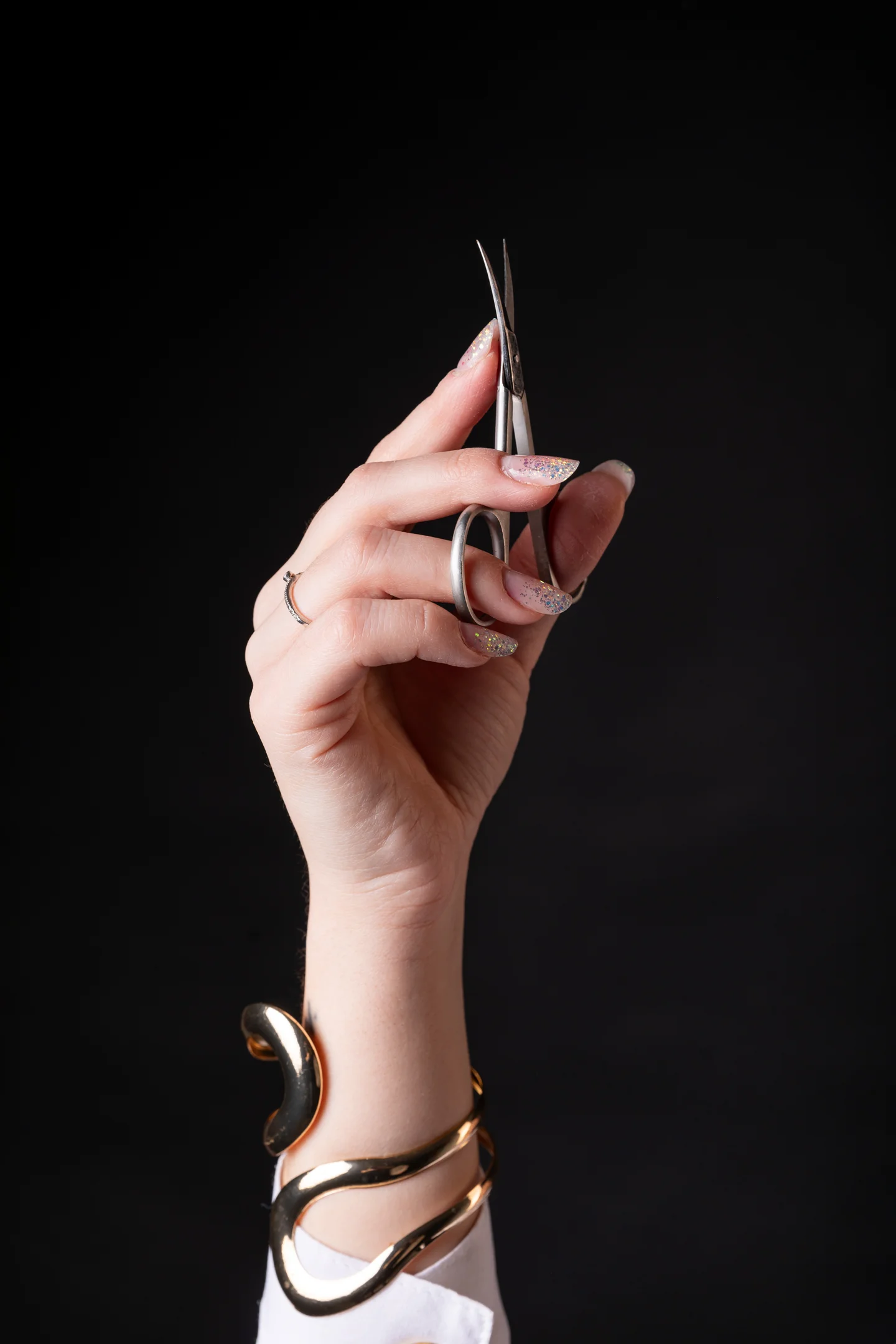 Detaliu cu mâna și instrumentele de manichiură, pe fundal negru — fotografie business în Oradea