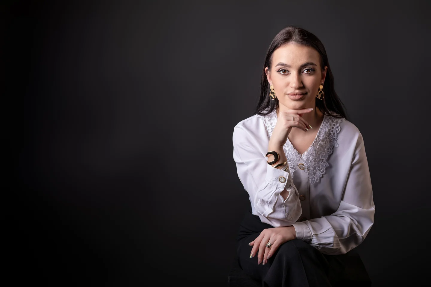 Portret orizontal în bluză lila, cu mâna sprijinită sub bărbie — fotografie business în Oradea
