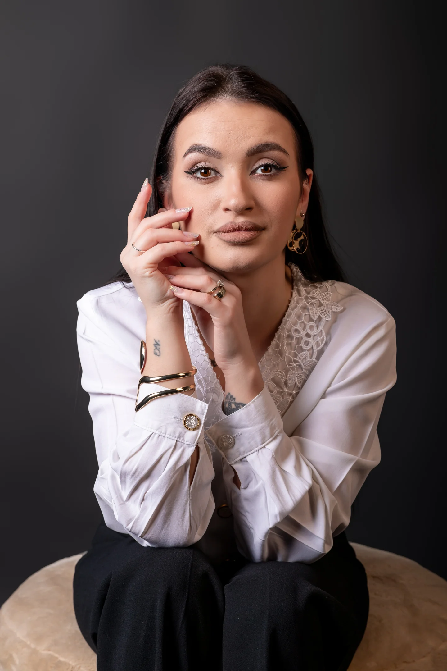 Prim-plan în bluză lila, cu mâinile lângă față — fotografie business în Oradea