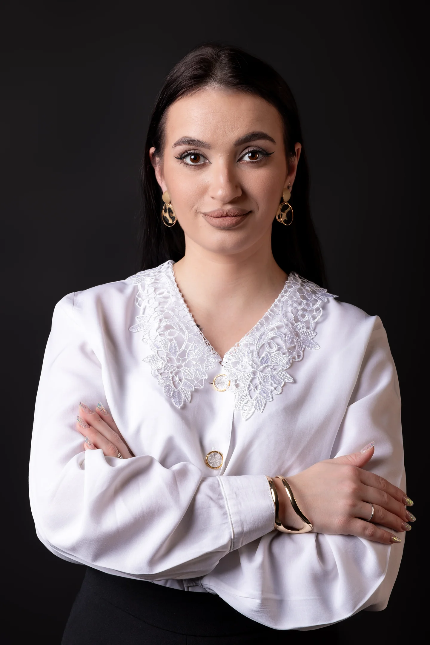 Portret în bluză lila, cu brațele încrucișate — fotografie business în Oradea