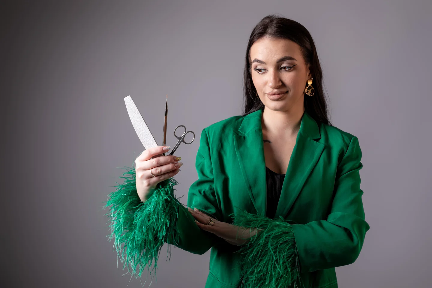 Portret în sacou verde, cu instrumente de manichiură — fotografie business în Oradea