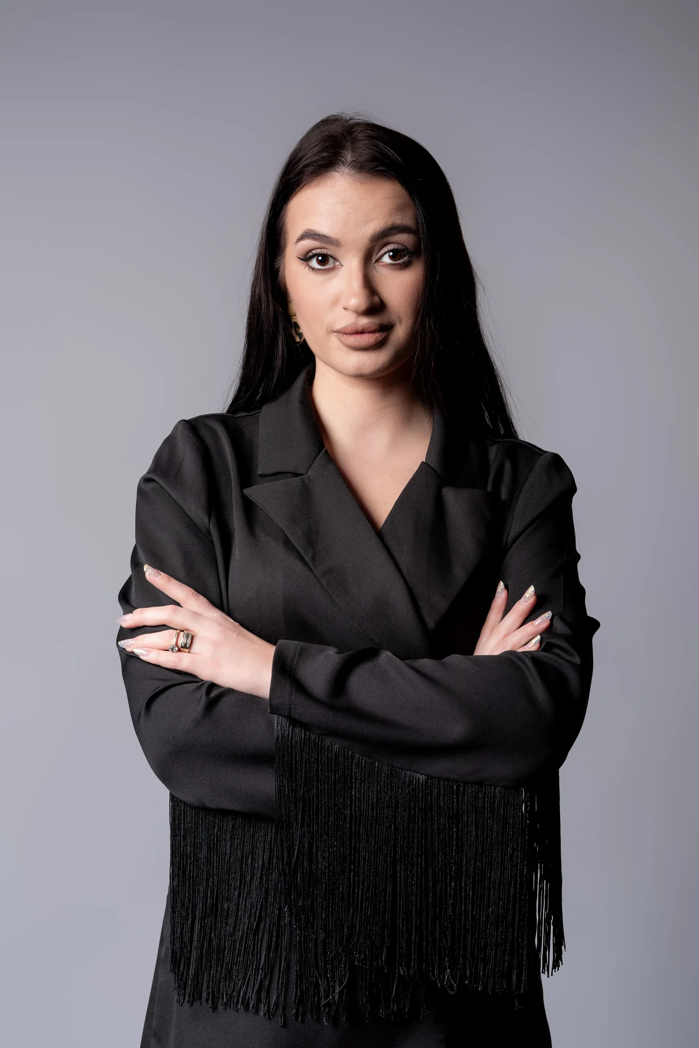 Portret în sacou negru, cu brațele încrucișate — fotografie business în Oradea
