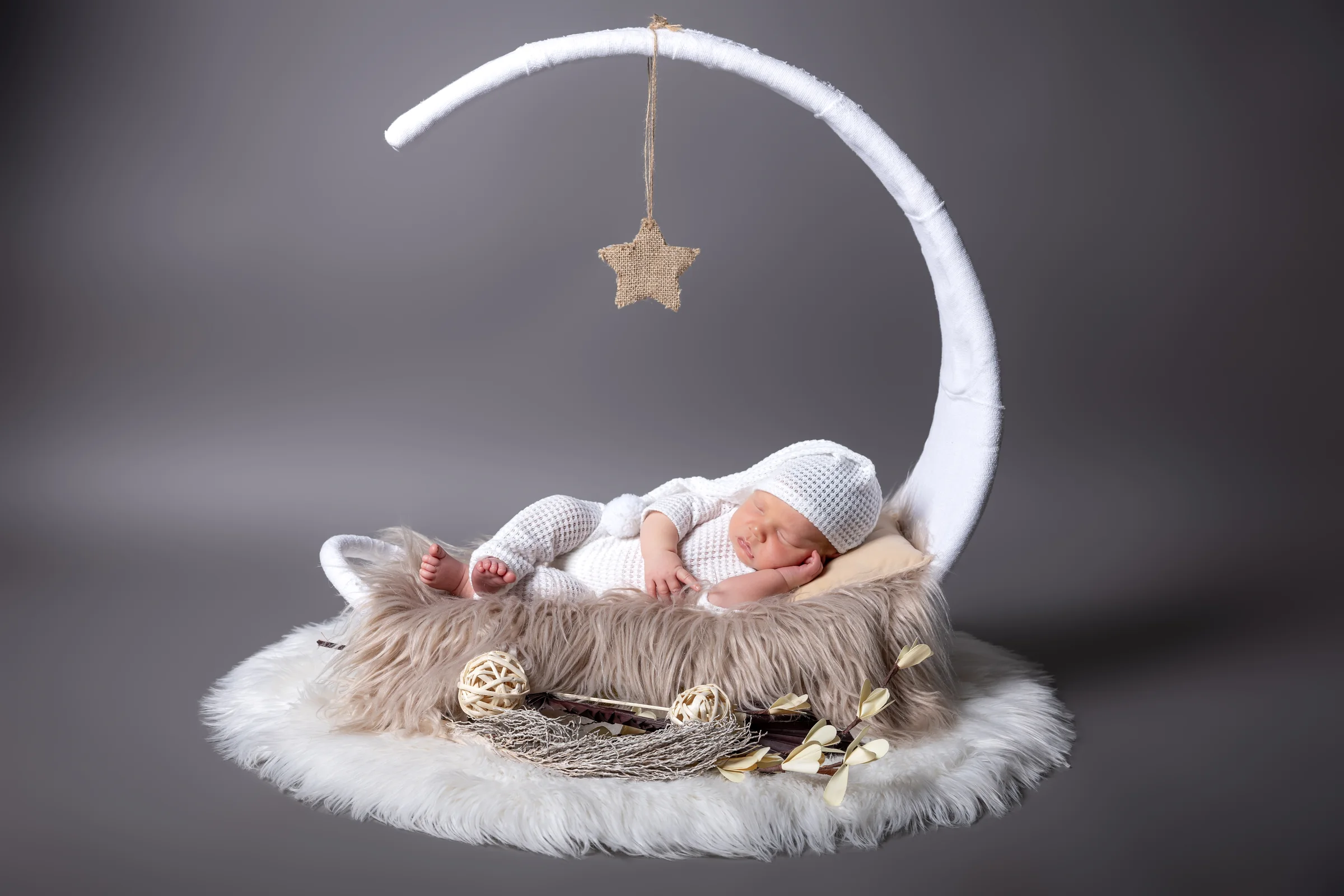 Nou-născut adormit într-un decor cu lună și stea — ședință foto newborn în studio Oradea